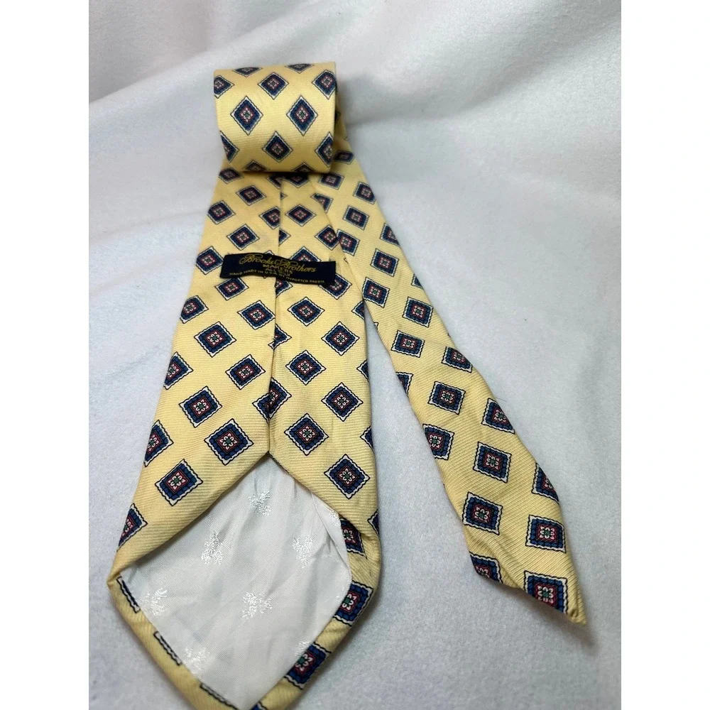 Brooks Brothers Makers Mens Silk Tie Yellow Geometric Medallion Made in‎ USA